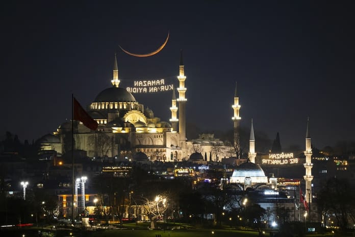 Ramazan hilali Süleymaniye Camii ile aynı karede