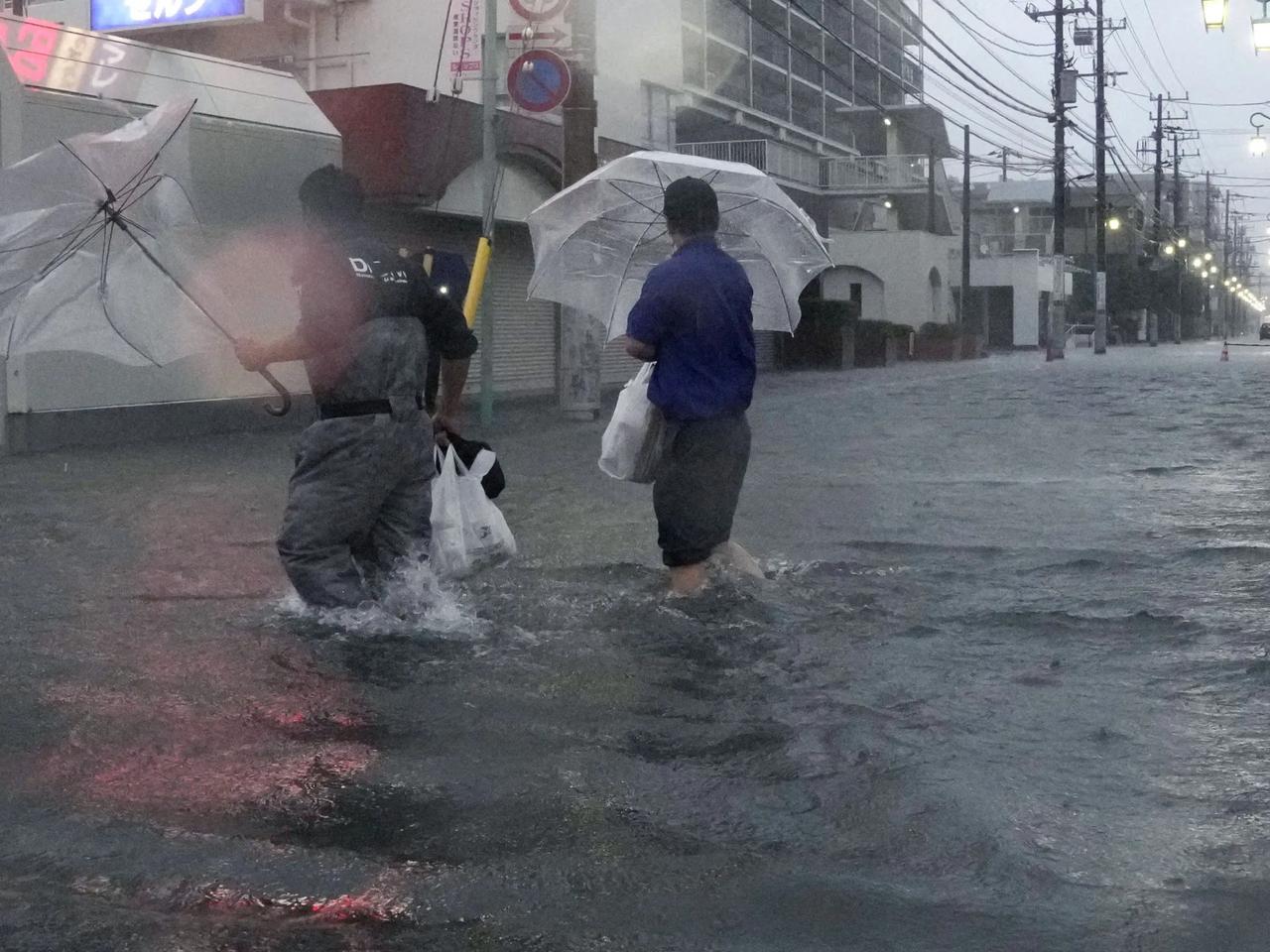Japonya Dujuan Tayfunu'nun etkisi altında - Reuters