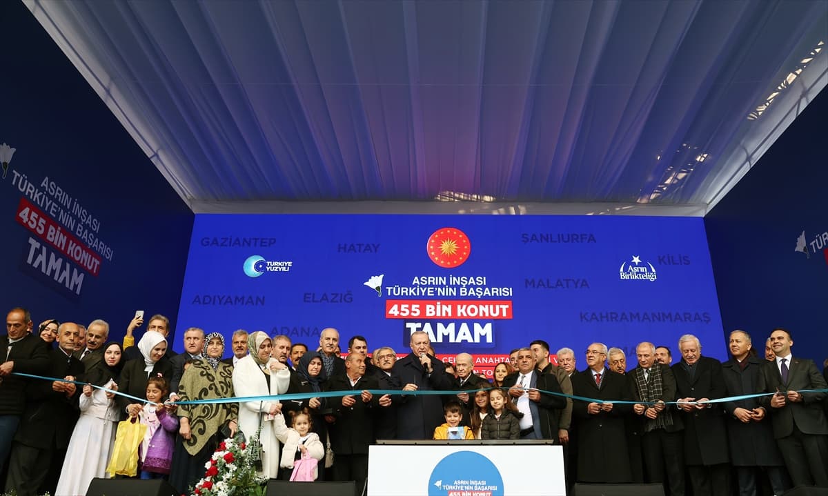 Afetzede aileler yeni yuvalarına kavuştu