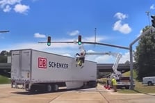 Seyir halindeki tır sepetli vinç üzerinde çalışan işçiye çarptı