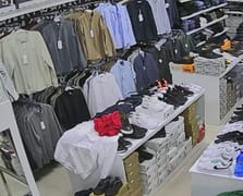 5.2 büyüklüğündeki deprem kameralara yansıdı