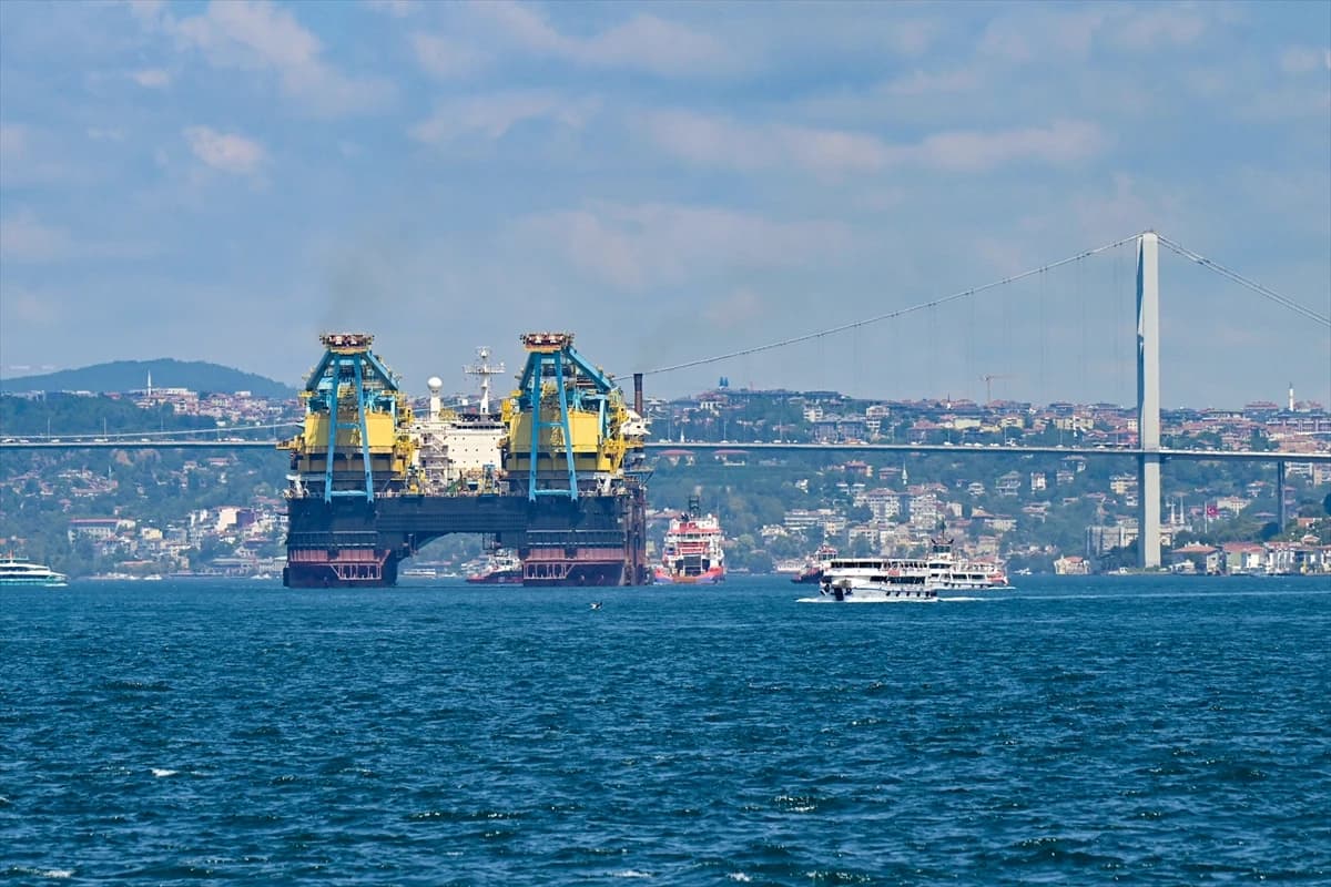 Dünyanın üçüncü büyük devi İstanbul Boğazı'nda