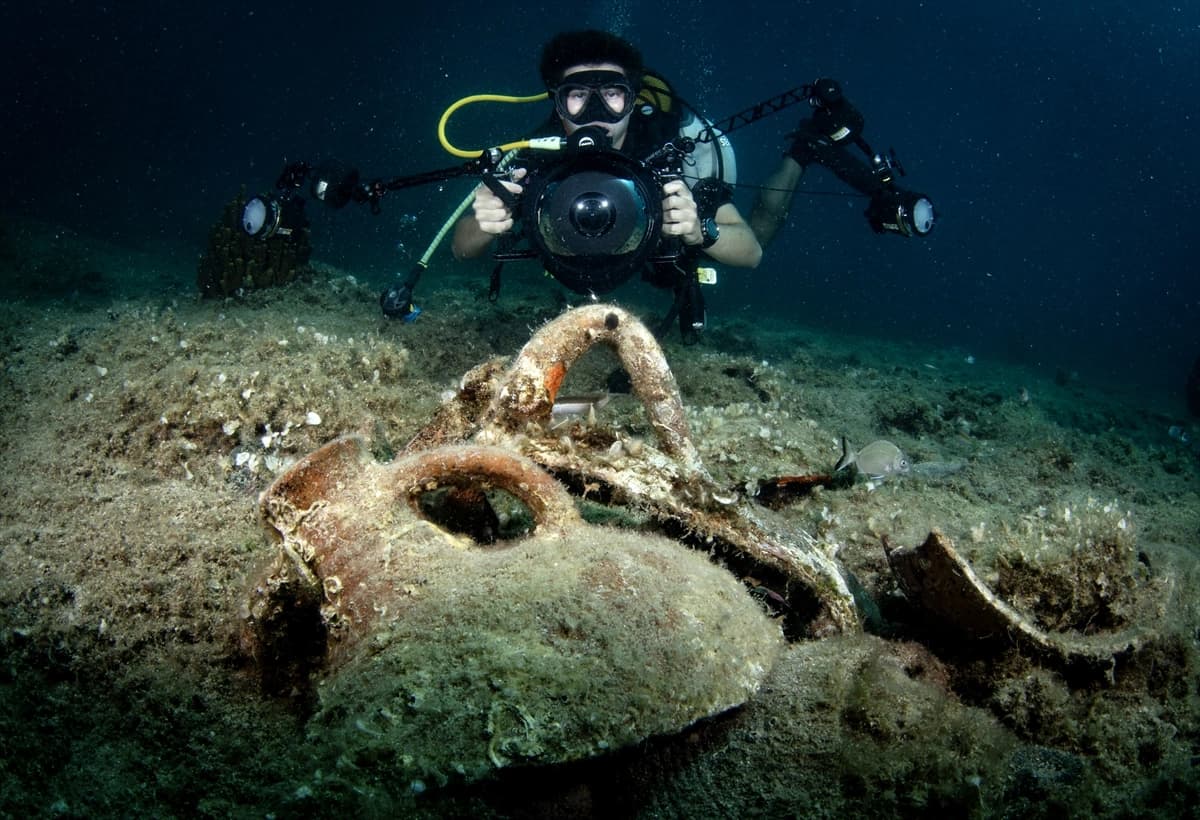 Deniz kirliliğinin sudaki izlerini fotoğraflıyor