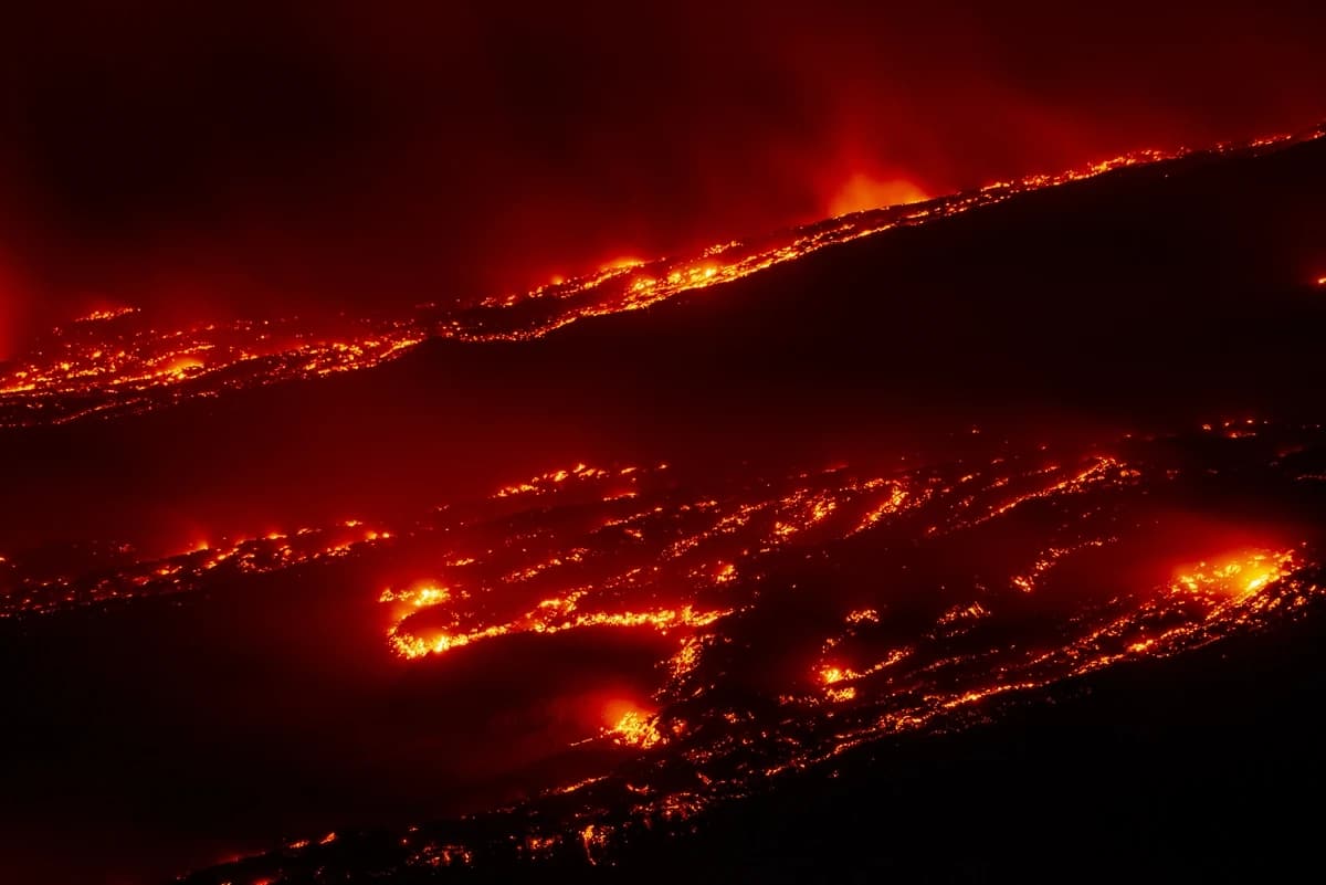 Etna Yanardağ tüm kızgınlığıyla lav püskürtmeye devam ediyor