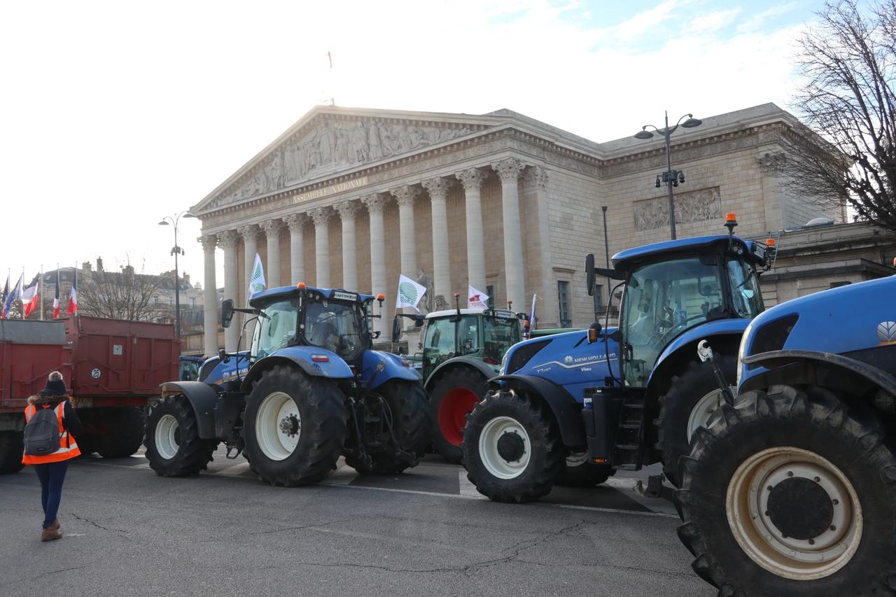 Paris'te çiftçiler traktörleriyle sokağa çıktı