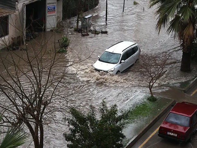 Mersin'in 6 ilçesinde taşımalı eğitime kuvvetli yağış engeli
