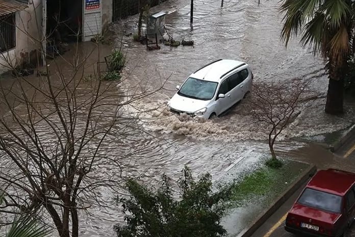 Mersin'in 6 ilçesinde taşımalı eğitime kuvvetli yağış engeli
