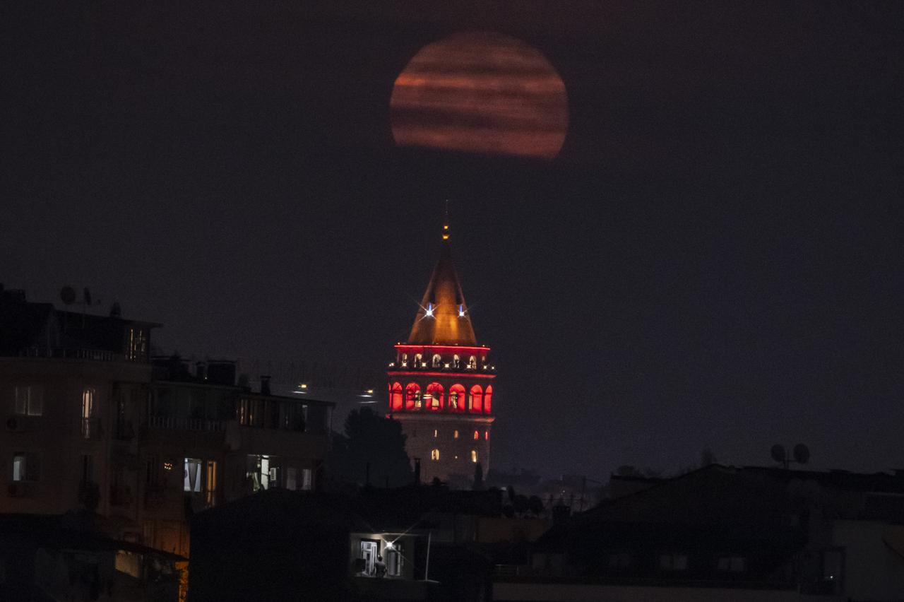 İstanbul'da farklı zamanlarda çekilmiş Ay fotoğrafları