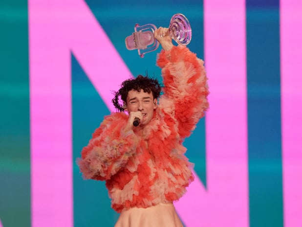 Eurovision şampiyonu Nemo İsrail kararı sonrası ödülünü iade ediyor