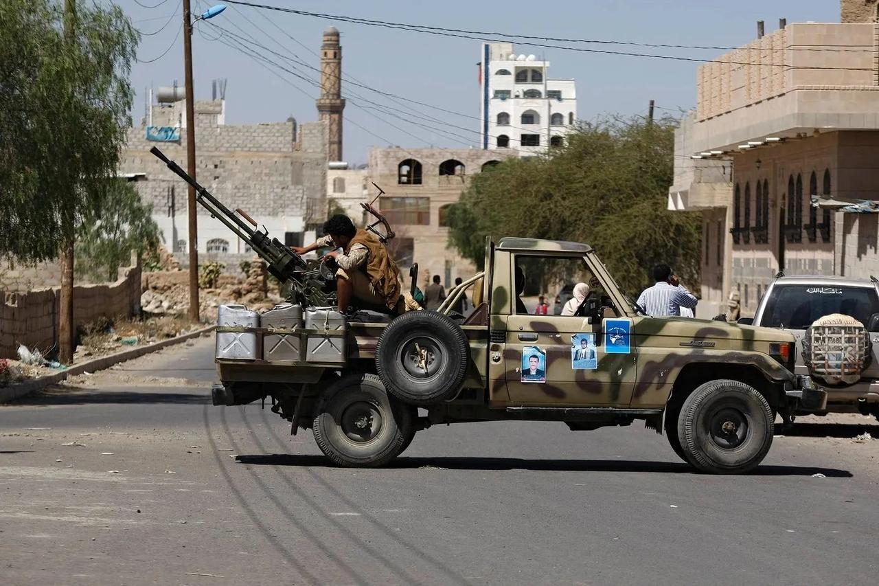 Yemen Savunma Bakanı'nın konvoyu vuruldu: Kuşatma altında tutuluyor