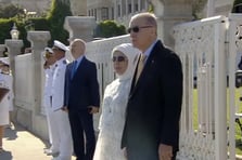 Cumhurbaşkanı Erdoğan, İstanbul Boğazı'ndan geçen Türk donanmasını selamladı