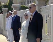 Cumhurbaşkanı Erdoğan, İstanbul Boğazı'ndan geçen Türk donanmasını selamladı