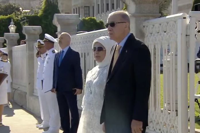 Cumhurbaşkanı Erdoğan, İstanbul Boğazı'ndan geçen Türk donanmasını selamladı