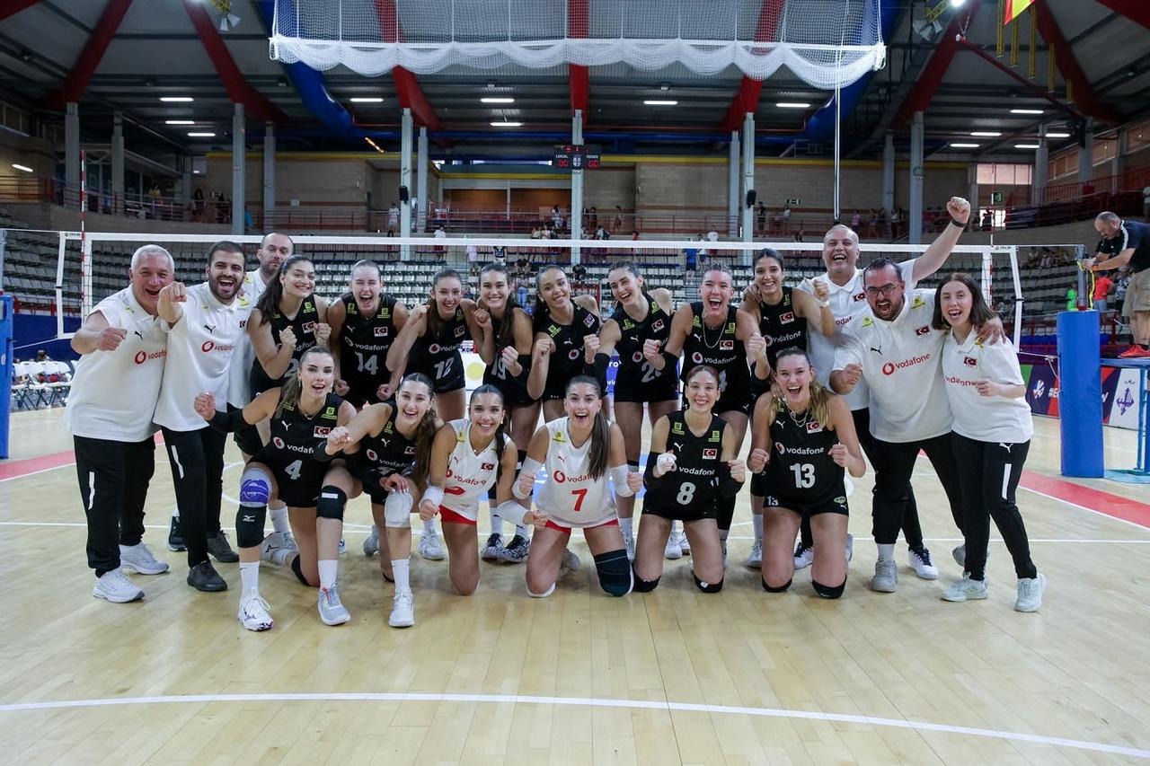 U22 Kadın Voleybol Takımı namağlup Avrupa Şampiyonası'nda