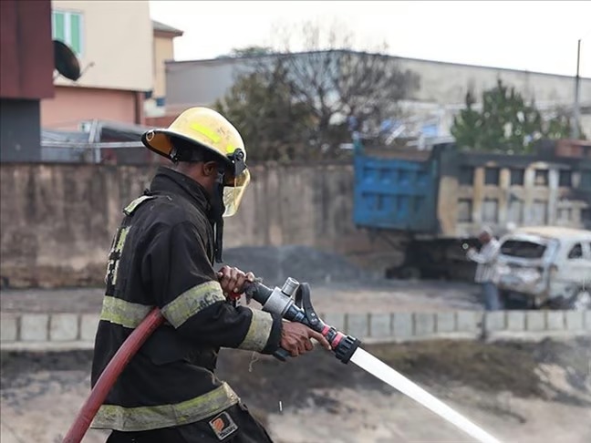 Nijerya’da 25 katlı binada çıkan yangında 5 kişi hayatını kaybetti