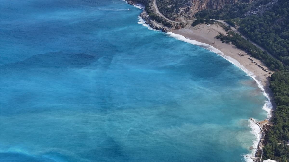 Muğla Fethiye'de sağanak yağış sonrası Ölüdeniz turkuaz renge büründü