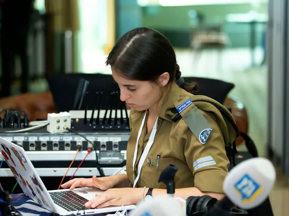Netanyahu Ordu Radyosu'nu kapatıyor