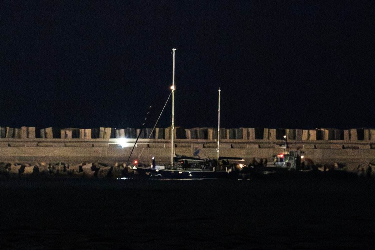 İsrail güçleri, gece saatlerinde kaçırdığı Madleen gemisini Aşdod Limanı’na çekti.
