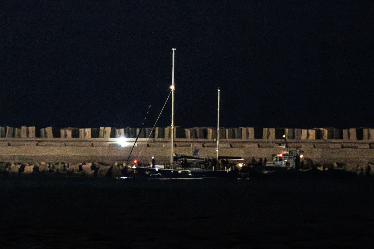 İsrail güçleri, gece saatlerinde kaçırdığı Madleen gemisini Aşdod Limanı’na çekti.