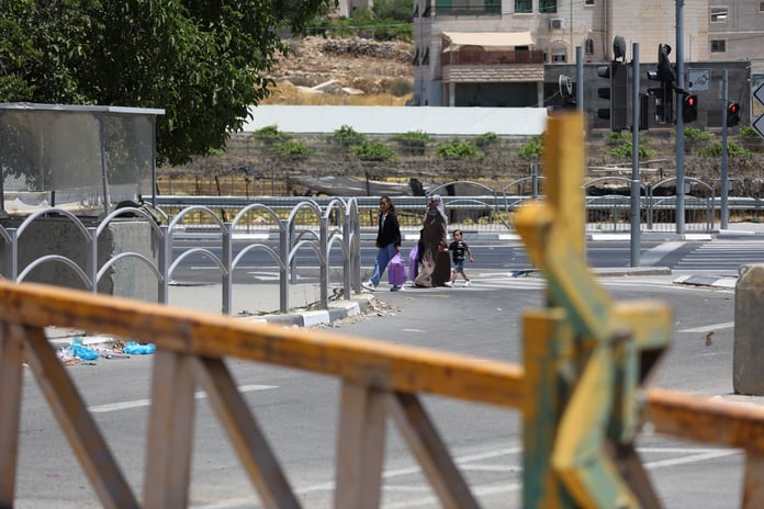 İsrail Batı Şeria'da hayatı felç etti: Ambulanslar engellendi, siviller toprak yollara mahkum oldu