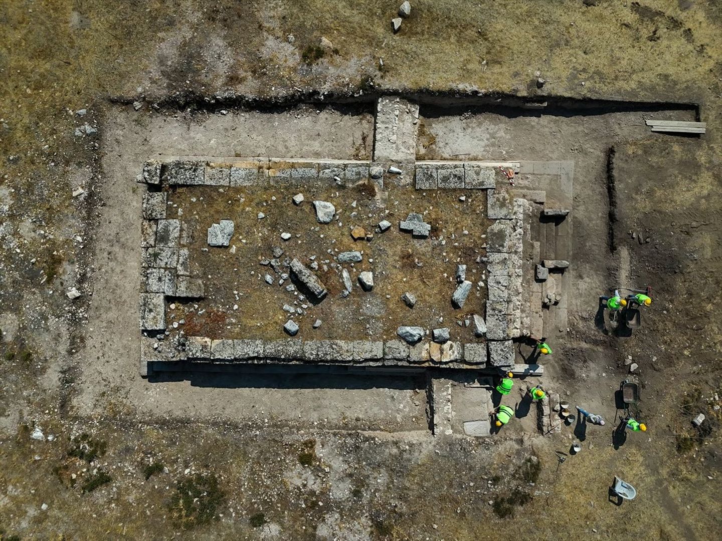 Blaundos Antik Kenti'nde podyum üstüne inşa edilmiş yeni bir tapınak keşfedildi