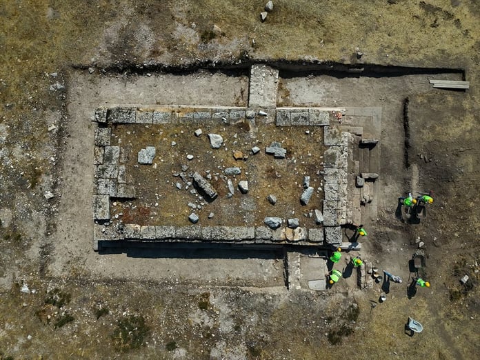 Blaundos Antik Kenti'nde podyum üstüne inşa edilmiş yeni bir tapınak keşfedildi