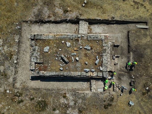 Blaundos Antik Kenti'nde podyum üstüne inşa edilmiş yeni bir tapınak keşfedildi
