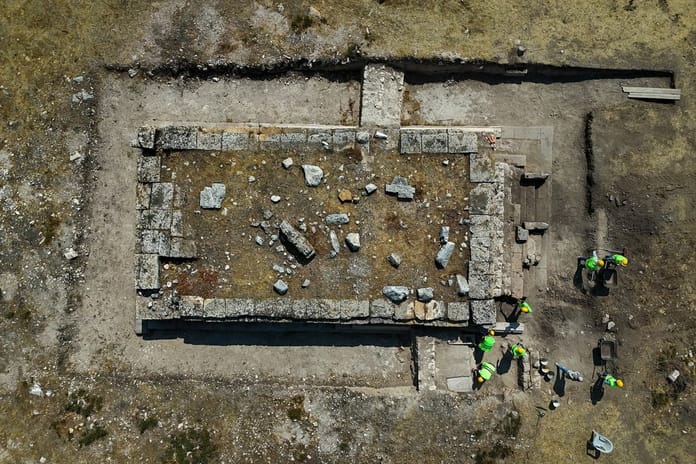 Blaundos Antik Kenti'nde podyum üstüne inşa edilmiş yeni bir tapınak keşfedildi
