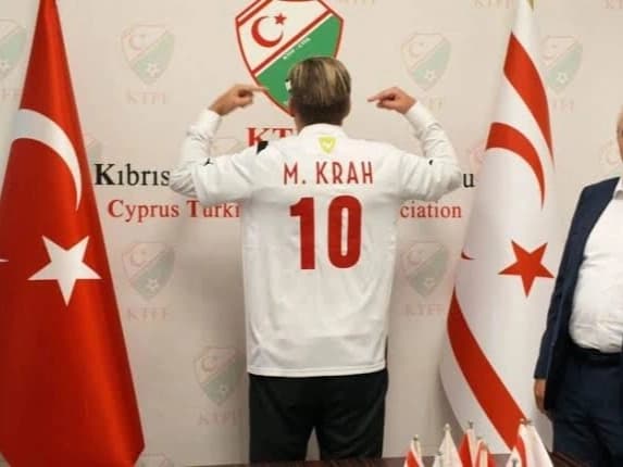 Alman vekil KKTC formasını giydi