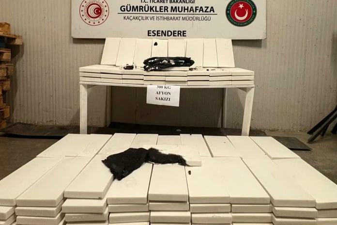 Hakkari'de İran'dan Türkiye'ye giriş yapan tırda 300 kilo uyuşturucu yakalandı