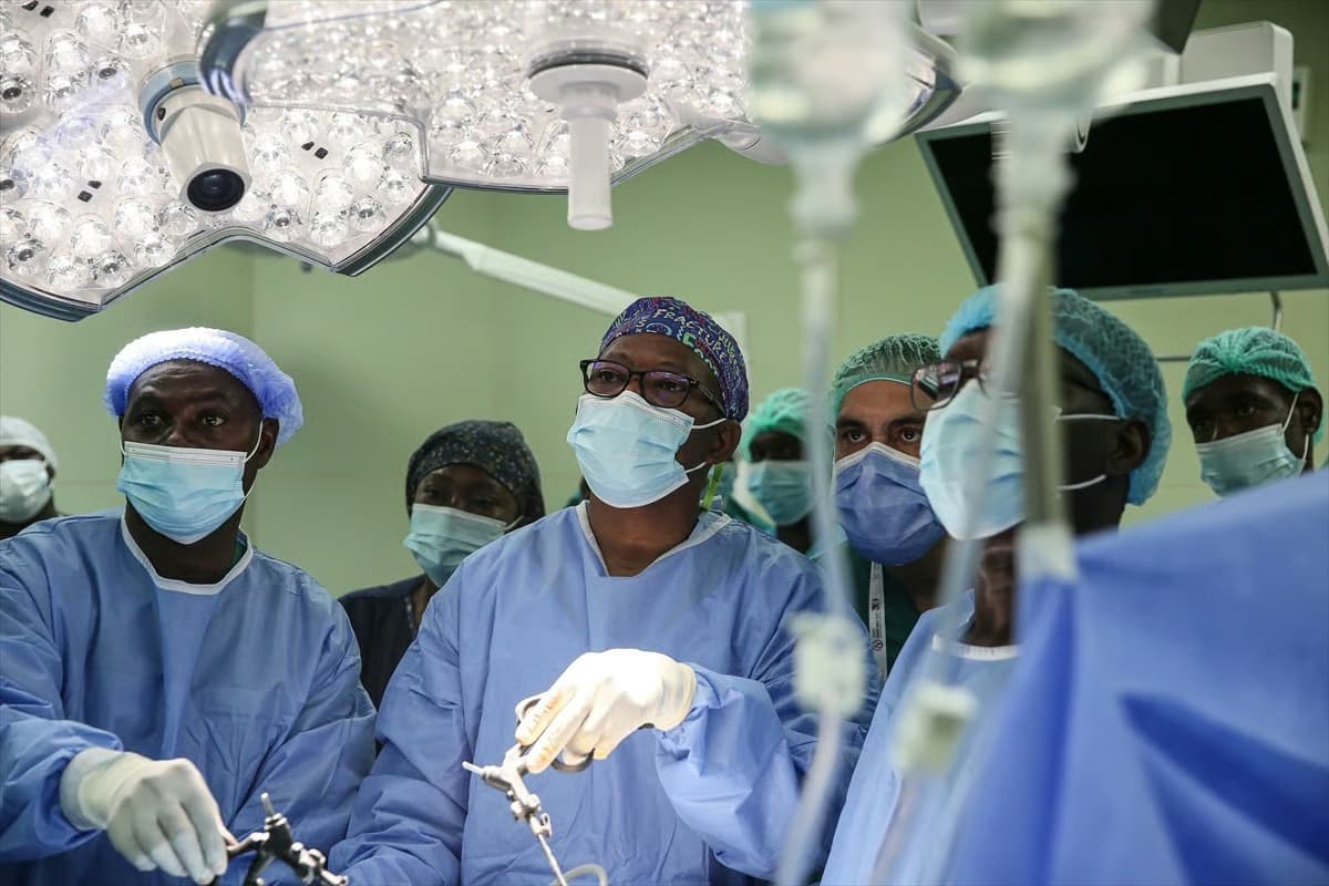 Burkina Faso'da Türk doktorların gözetiminde böbrek nakli devrimi