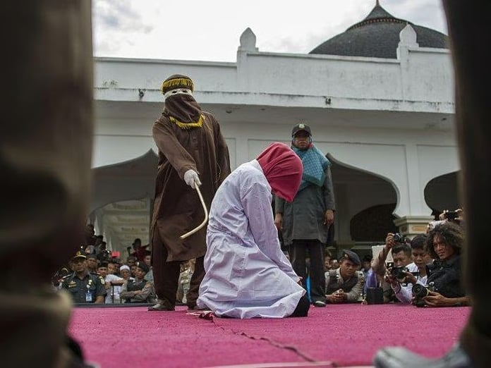 Singapur'da Dolandırıcılara Kırbaç Cezası Devri Başlıyor