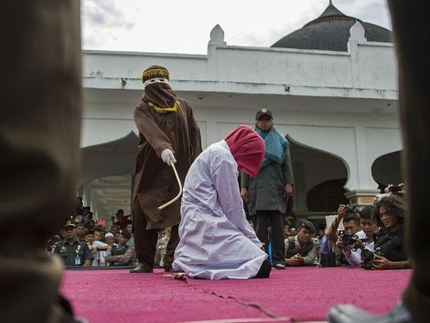 Singapur'da Dolandırıcılara Kırbaç Cezası Devri Başlıyor