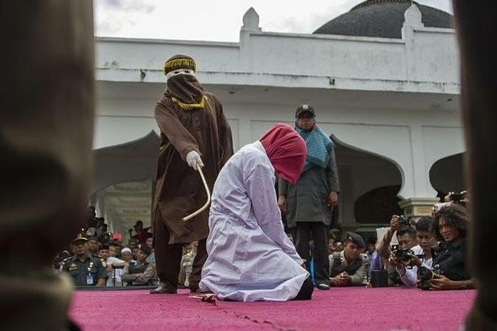 Singapur'da Dolandırıcılara Kırbaç Cezası Devri Başlıyor
