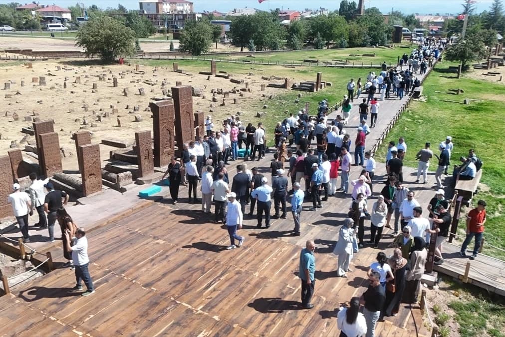 Selçuklu Meydan Mezarlığı'na ziyaretçi akını