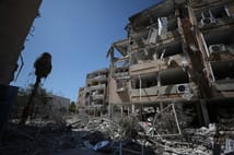 İran füzeleri Holon'a isabet etti: Binada ve araçlarda hasar oluştu