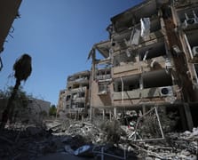 İran füzeleri Holon'a isabet etti: Binada ve araçlarda hasar oluştu