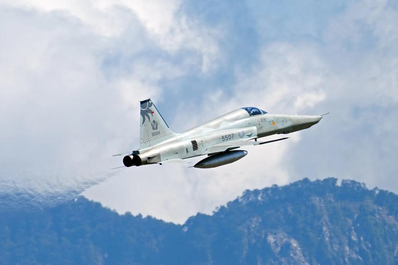 Tayvan RF-5E keşif jetlerini emekli etti