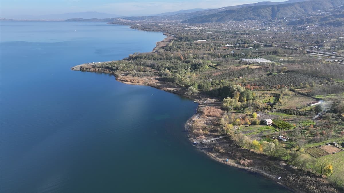 Sapanca Gölü’nde su krizi derinleşiyor: Su seviyesi 28,66 metreye indi, tarihi kalıntılar ortaya çıktı