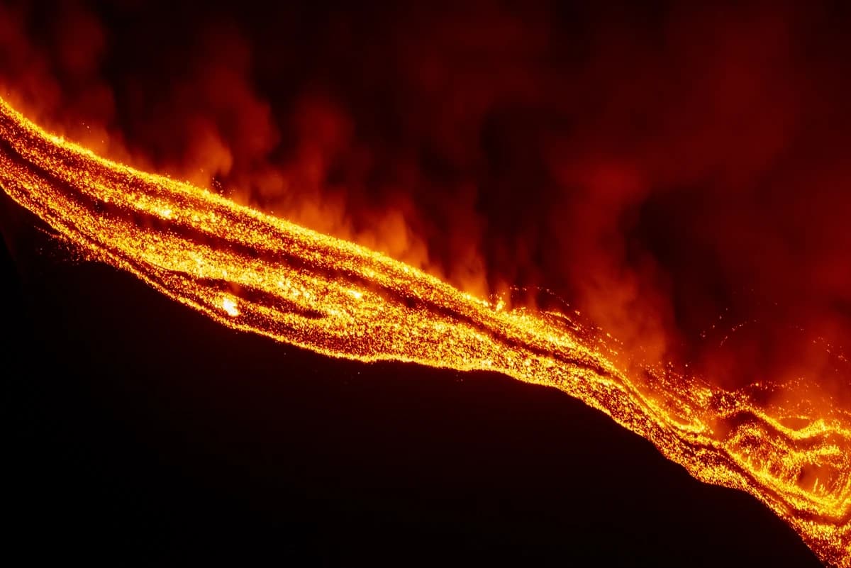 Etna Yanardağ tüm kızgınlığıyla lav püskürtmeye devam ediyor