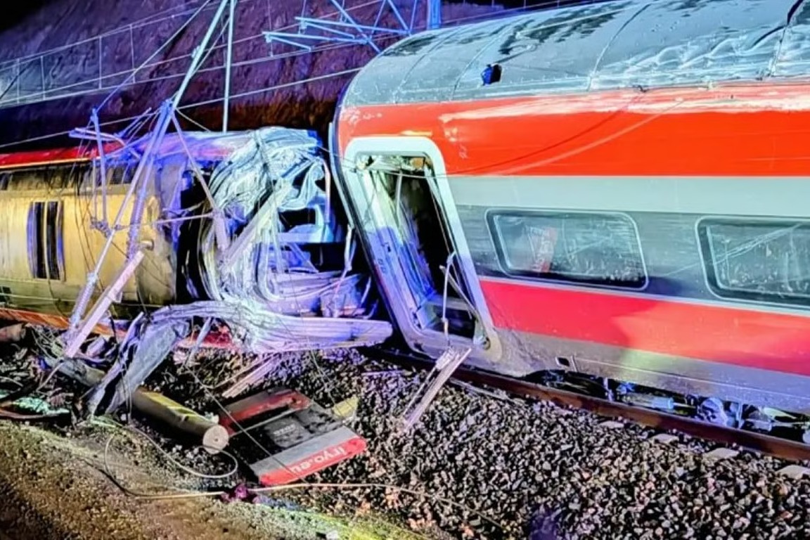 İspanya'da tren kazası: 39 ölü