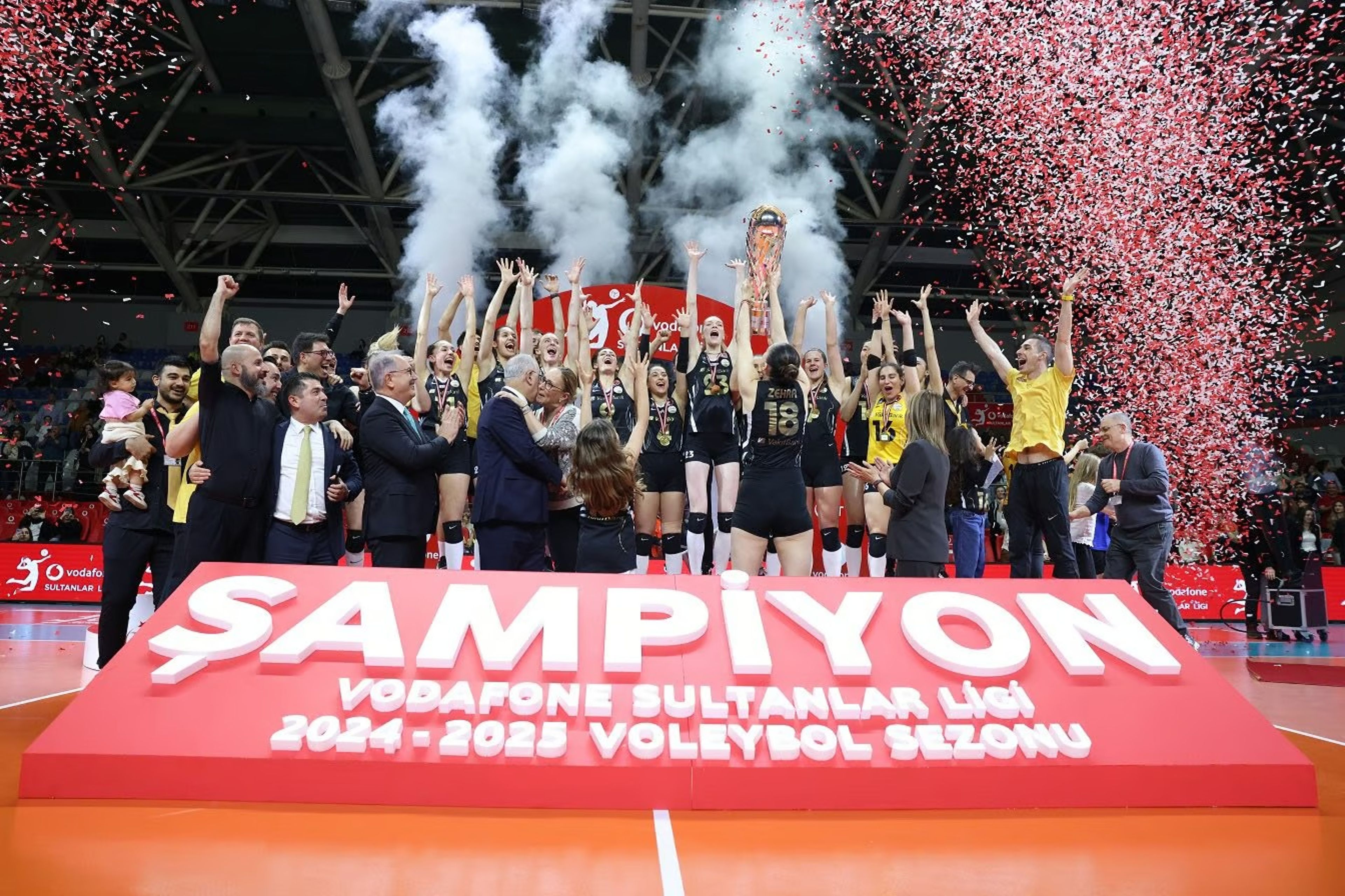 VakıfBank, seride Fenerbahçe'yi mağlup ederek Sultanlar Ligi şampiyonu oldu