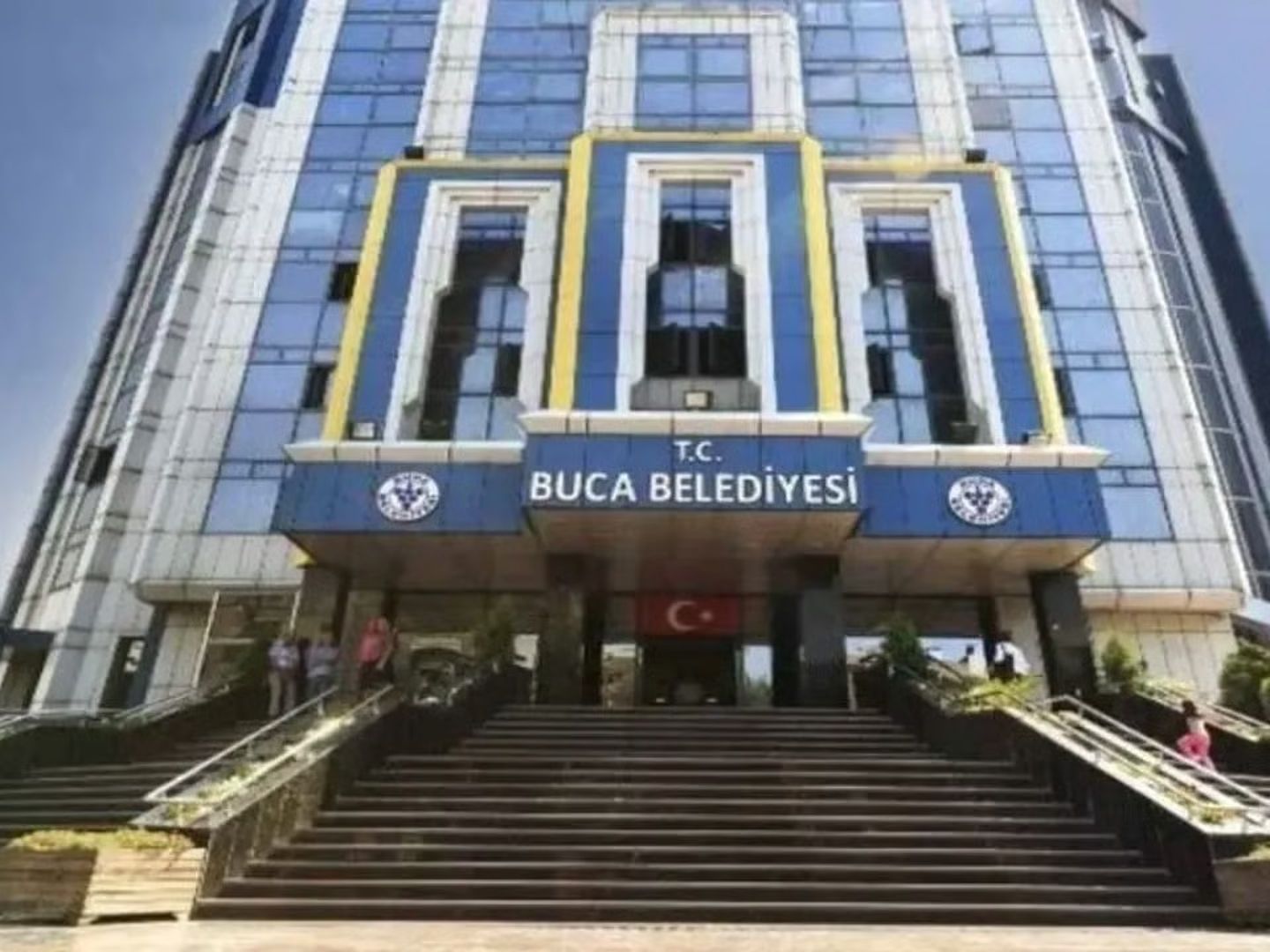 Buca Belediyesi’nde kriz zinciri: Maaş yok, promosyon az, işçiler tepkili