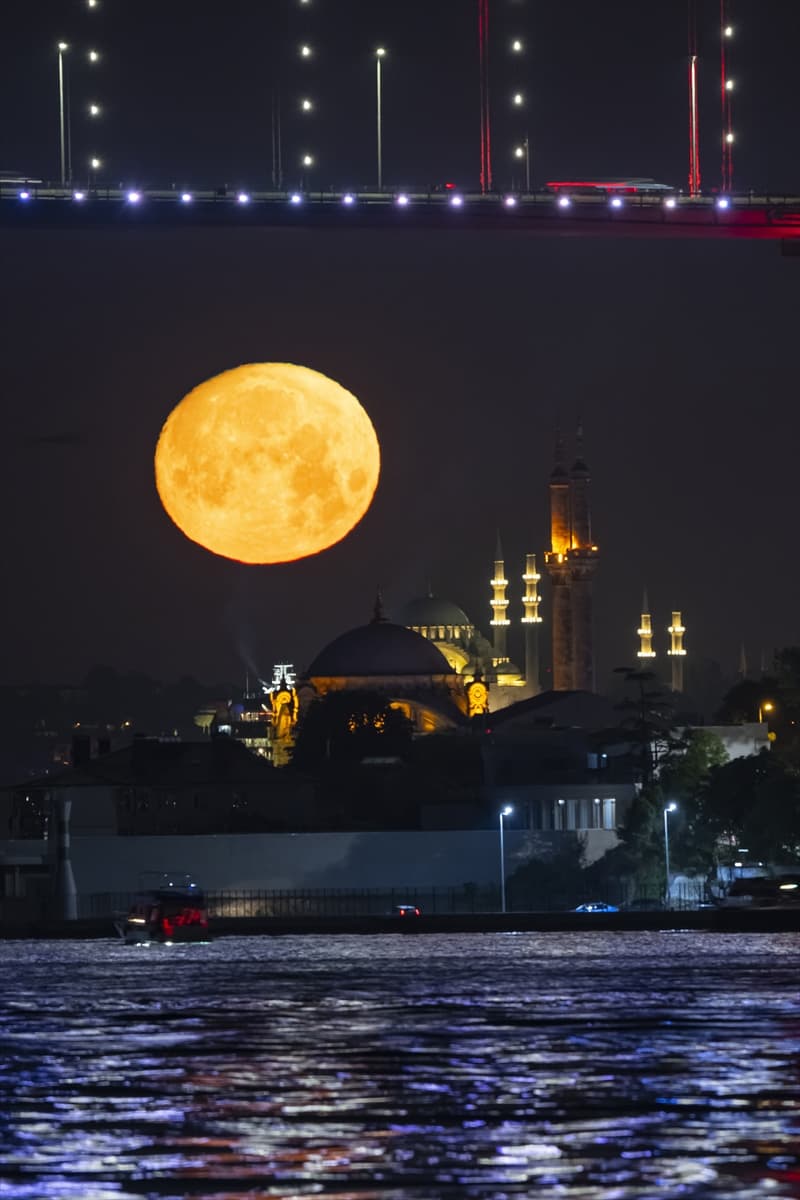 İstanbul semalarında görsel şölen: Dolunay tarihi camilerle aynı karede!