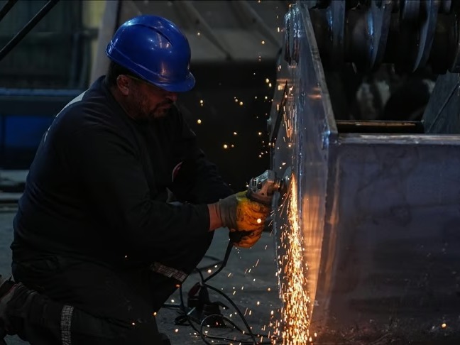 Ücretli çalışan sayısı nisanda yıllık bazda yüzde 2,4 artarak 15,7 milyon oldu