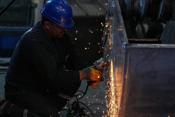 Ücretli çalışan sayısı nisanda yıllık bazda yüzde 2,4 artarak 15,7 milyon oldu