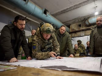Zelensky Weighs Ousting Top General Syrsky Amid Crisis