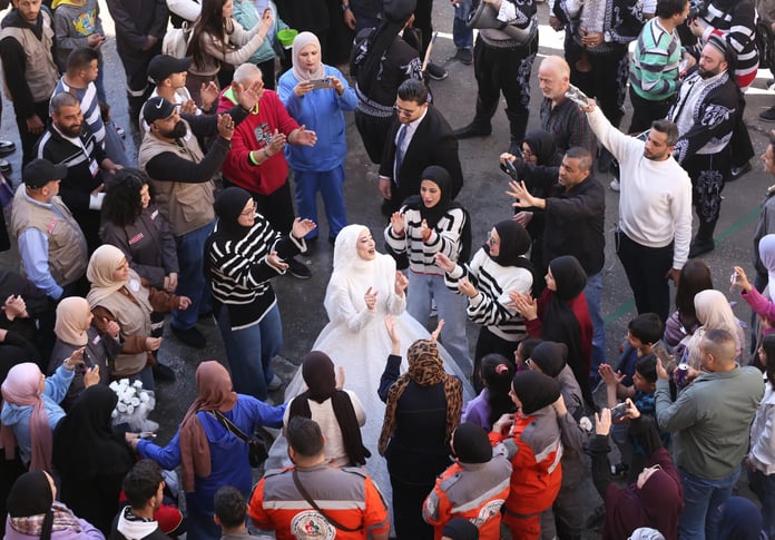 Düğün mütevazi koşullarda yapıldı - CGTN Türkçe