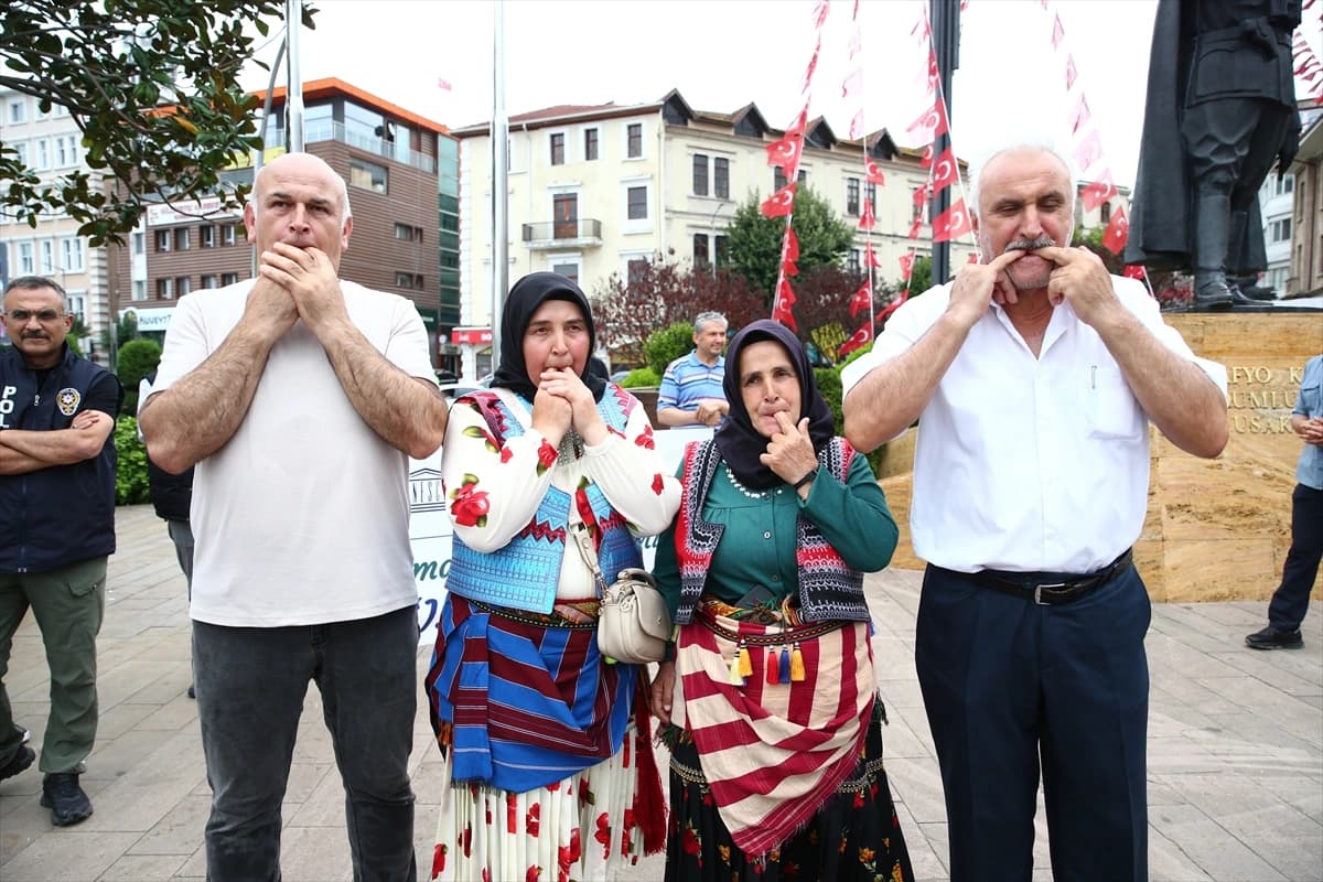 Kuşköy sakinleri kent merkezinde buluştu