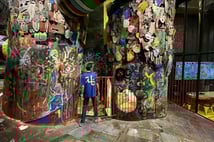 Savaşın atıklarını geri dönüştürerek kafe inşa etti